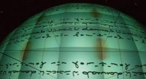 Ein großer, beleuchteter grüner Globus zeigt horizontale Textzeilen, die in einer unbekannten Schrift oder einem unbekannten Code über seine Oberfläche geschrieben sind.