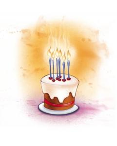 Ein runder Kuchen mit weißem Zuckerguss, roten Verzierungen und sechs brennenden Kerzen auf einem Teller vor einem sanften orangefarbenen Hintergrund.