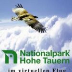 Ein großer Vogel schwebt über den Wolken, darunter der Text "Nationalpark Hohe Tauern im virtuellen Flug".