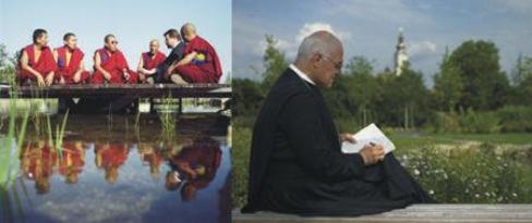 Links sitzt eine Gruppe von Mönchen in roten Roben am Wasser, rechts liest ein Mann in dunkler religiöser Kleidung auf einer Parkbank ein Buch.