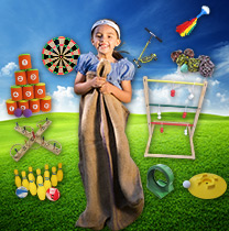 Ein junges Mädchen in einem Sack steht auf einer Wiese, umgeben von verschiedenen Spielen im Freien, darunter eine Dartscheibe, Dosen, Bowlingkegel, Bohnensäcke, eine Wurfleiter und Federbälle.