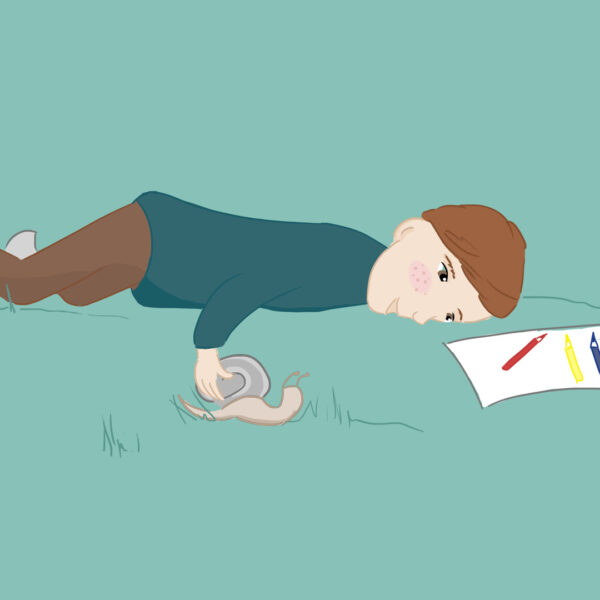 Ein Junge liegt im Gras und beobachtet eine Schnecke mit einem Vergrößerungsglas. In der Nähe befinden sich eine Zeichnung, Buntstifte und eine Tasse mit weiteren Stiften.