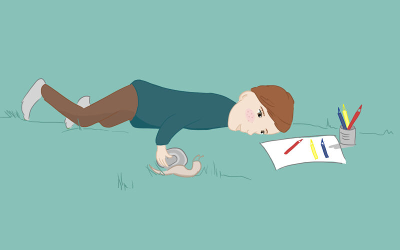 Ein Junge liegt im Gras und beobachtet eine Schnecke mit einem Vergrößerungsglas. In der Nähe befinden sich eine Zeichnung, Buntstifte und eine Tasse mit weiteren Stiften.