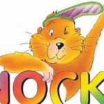 Der orangefarbene Cartoon-Biber mit der lila-grünen Mütze hebt einen Arm über den bunten, großen Schriftzug "NOCKI.