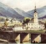 Eine kleine Stadt mit einer Kirche, Häusern und einer Brücke, die in einem von Bergen umgebenen Tal liegt.