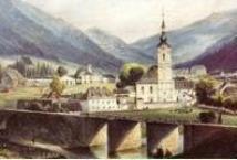 Eine kleine Stadt mit einer Kirche, Häusern und einer Brücke, die in einem von Bergen umgebenen Tal liegt.