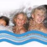 Drei Kinder lächeln und spielen im Wasser mit blauer Wellengrafik im Vordergrund.