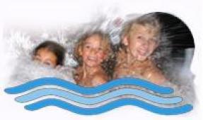 Drei Kinder lächeln und spielen im Wasser mit blauer Wellengrafik im Vordergrund.