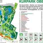 Karte des Kurparks Oberlaa in Wien mit nummerierten Gärten, Wegen, Teichen, Spielplätzen und Parkeinrichtungen, mit einer Legende und Parkinformationen in deutscher Sprache auf der rechten Seite.