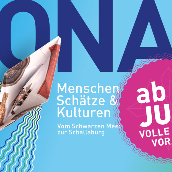 Grafisches Plakat mit einem Papierboot, großer blauer Schrift "DONAU" und einer rosa Sprechblase mit der Aufschrift "Schiff Ahoi!" Kündigt die Veranstaltung "ab 1. Juni" mit dem Thema "Menschen, Schätze & Kulturen.
