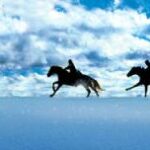 Silhouetten von drei Menschen, die auf Pferden durch eine verschneite Landschaft unter einem teilweise bewölkten Himmel reiten.