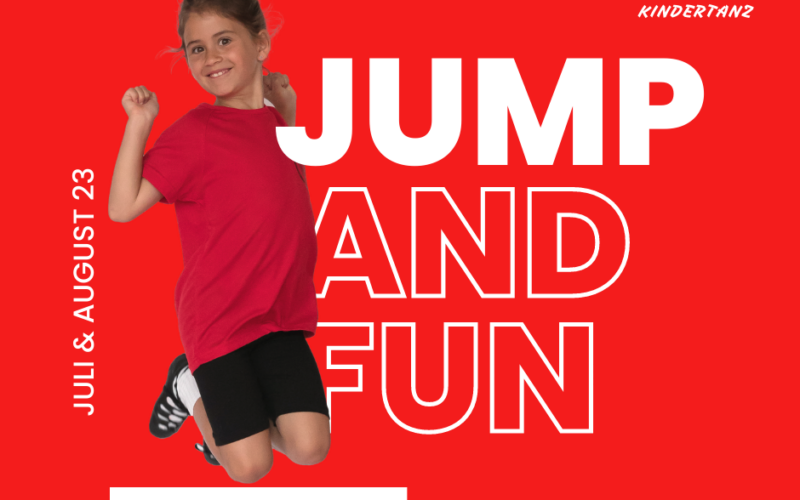 Ein lächelndes Kind in rotem Hemd und schwarzen Shorts springt vor einem roten Hintergrund mit dem Text "Jump and Fun" und wirbt für einen kostenlosen Schnupperkurs für Kindertanz im Juli und August.