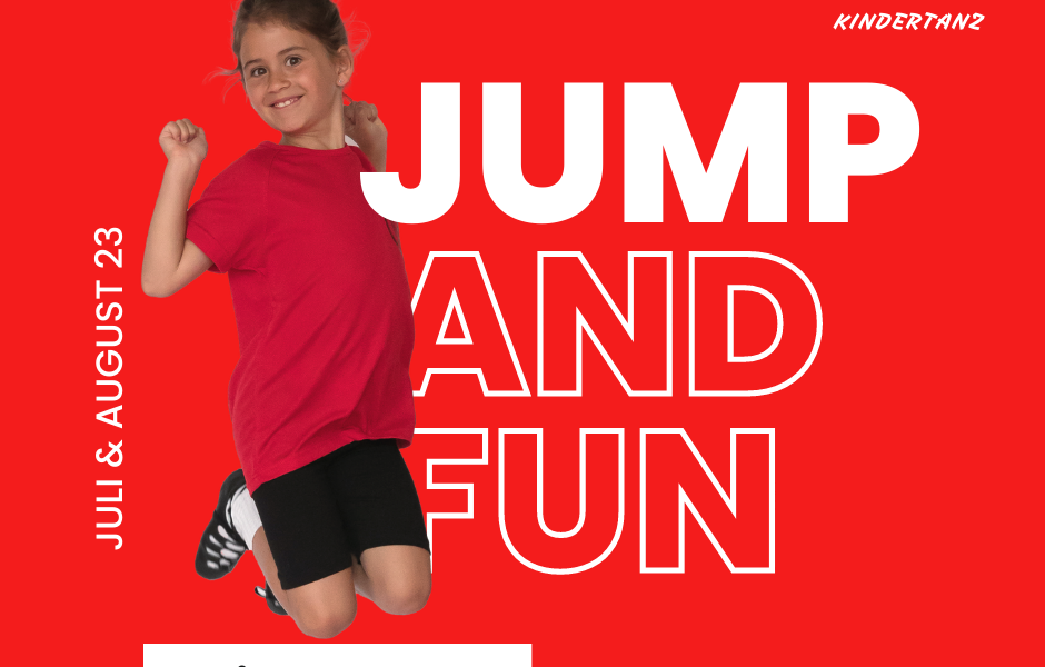 Ein lächelndes Kind in rotem Hemd und schwarzen Shorts springt vor einem roten Hintergrund mit dem Text "Jump and Fun" und wirbt für einen kostenlosen Schnupperkurs für Kindertanz im Juli und August.