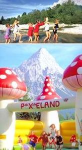 Kinder spielen im Freien; das obere Bild zeigt Kinder in einer Reihe am Wasser, während das untere Bild Kinder auf einem Spielplatz mit aufblasbaren Pilzen und einem Berg im Hintergrund zeigt.