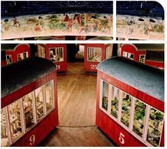 Mehrere rote, nummerierte Kabinen mit Fenstern sind kreisförmig auf einem Holzboden unter einer mit gemalten Szenen verzierten Kuppel angeordnet.