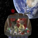 Zwei animierte Außerirdische sitzen in einem kleinen Raumschiff, das im Weltraum schwebt, während im Hintergrund die Erde zu sehen ist.