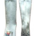 Zwei weiße Socken hängen an einer Wäscheleine mit rosafarbenen Wäscheklammern; eine Socke hat ein Muster auf der Sohle und eine Zeichentrickfigur, während die andere einfarbig ist.