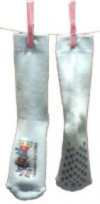 Zwei weiße Socken hängen an einer Wäscheleine mit rosafarbenen Wäscheklammern; eine Socke hat ein Muster auf der Sohle und eine Zeichentrickfigur, während die andere einfarbig ist.