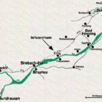 Einfache Karte mit Städten entlang des Flusses, darunter Burghausen, Simbach-Inn, Braunau, Schärding und Bad Füssing, mit einem eingezeichneten Infozentrum. Die Richtung nach Norden ist angegeben.