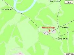 Eine einfache Karte, die die Lage von Silbergslage mit eingezeichneten Straßen und einem Fluss in einem grünen, ländlichen Gebiet zeigt.