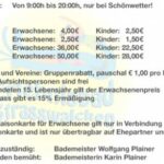 Informationsblatt mit Öffnungszeiten, Eintrittspreisen, Ermäßigungen und Kontaktdaten für ein Schwimmbad in Strasswalchen, Österreich.