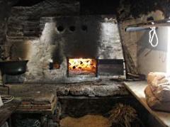 Ein Steinofen mit Feuer im Inneren.