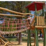 Ein Kind auf einer Hängebrücke.