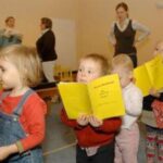Eine Gruppe von Kindern mit gelben Büchern.