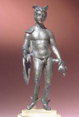 Bronzestatue einer nackten männlichen Figur, die einen geflügelten Helm und Sandalen trägt, ein Schild und einen anderen Gegenstand hält und auf einem kleinen Sockel steht.