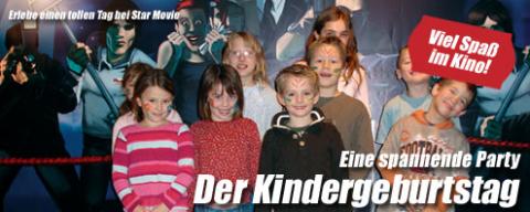 Eine Gruppe lächelnder Kinder posiert vor einem Filmplakat mit deutschem Text, das für eine lustige Geburtstagsparty im Kino wirbt.