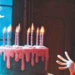 Die Zeichentrickfigur Coraline schaut überrascht auf eine Geburtstagstorte mit brennenden Kerzen. Das Logo des Films "Coraline" und die Aufschrift "3D Digital Cinema" sind zu sehen.