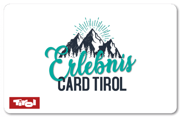 Erlebnis Card Tirol-Logo mit stilisierten Bergen und Bäumen, blaugrünem und schwarzem Text und einem roten Tirol-Logo in der linken unteren Ecke auf weißem Hintergrund.