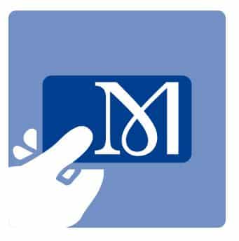 Eine weiße Hand hält eine blaue Karte mit einem großen weißen Buchstaben "M" auf einem blauen quadratischen Hintergrund.