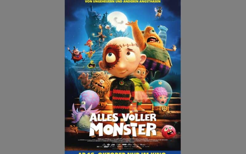 Plakat für den Animationsfilm "Alles Voller Monster" mit verschiedenen bunten Monsterfiguren, die auf einer Treppe stehen, mit einem dunklen Schloss und Vollmond im Hintergrund.