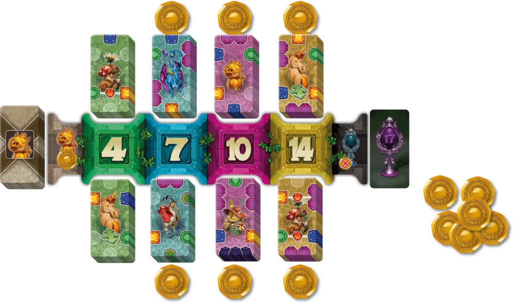 Ein Brettspiel mit vier nummerierten Plättchen (4, 7, 10, 14), Karten mit Tierabbildungen oben und unten, Münzplättchen und einem lila Artefaktplättchen.
