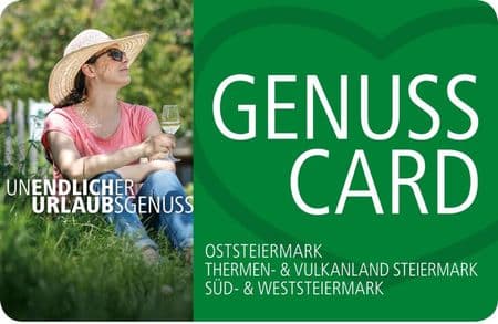 Eine Frau mit Sonnenhut sitzt mit einem Glas in der Hand im Freien und wirbt auf grünem Hintergrund für die Genuss Card für Regionen in der Steiermark, Österreich.