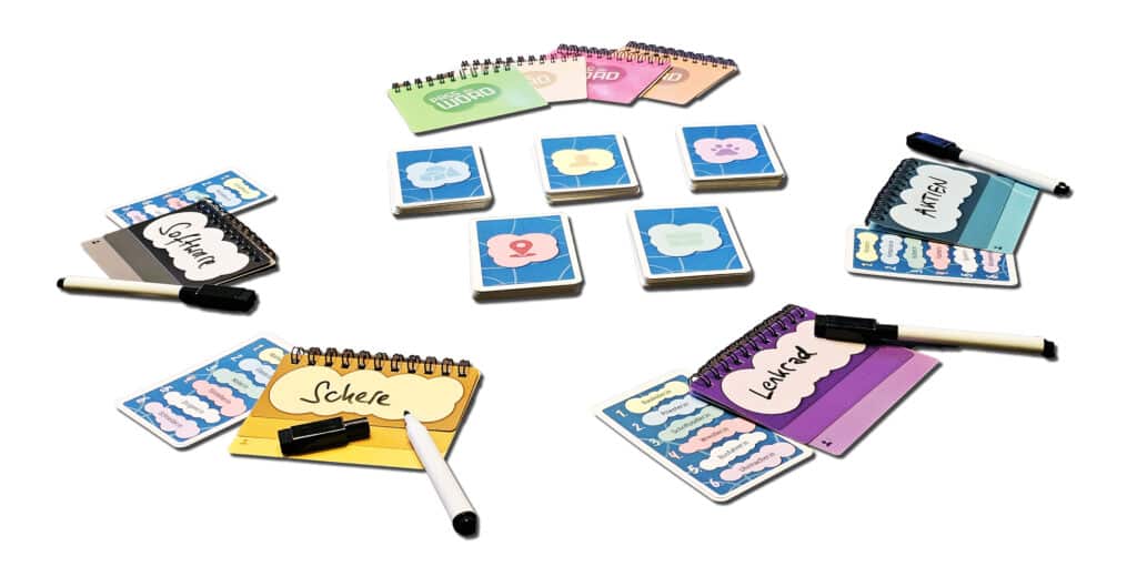 Ein Brettspiel mit Notizblöcken, trockenen Radiergummis, Karten und Spielberichtsblättern auf einem weißen Hintergrund.
