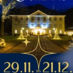 Ein großes Gebäude, das nachts mit Weihnachtslichtern und -bäumen geschmückt ist, mit den Veranstaltungsdaten "29.11. bis 21.12." am unteren Rand.