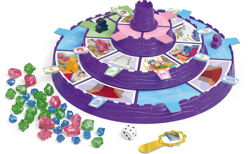 Ein dreistufiges lilafarbenes Brettspiel mit verschiedenen Spielsteinen, farbigen Spielfiguren, Karten, einem Würfel, einem Lupenmarker und verschiedenen grünen, roten und blauen Edelsteinen, die daneben liegen.