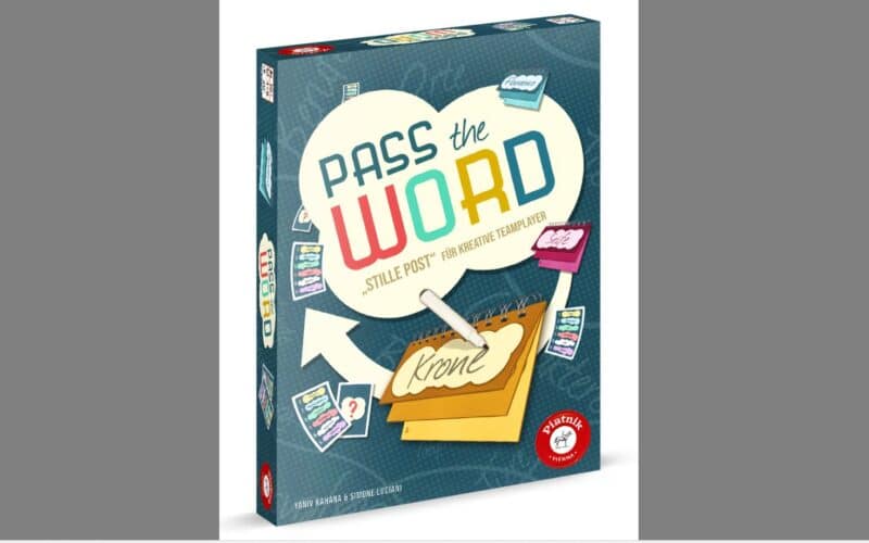 Schachtel des Spiels "Pass the Word" mit einer herzförmigen Sprechblase und einer Notizblock-Illustration, mit Karten und dem Titel des Spiels auf der Vorderseite.