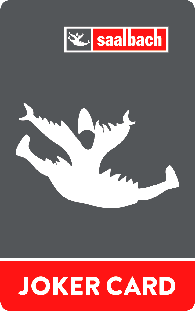 Eine graue Karte mit der weißen Silhouette eines fallenden Narren, mit der Aufschrift "saalbach" oben und "JOKER CARD" in fetten weißen Buchstaben auf einem roten Band unten.