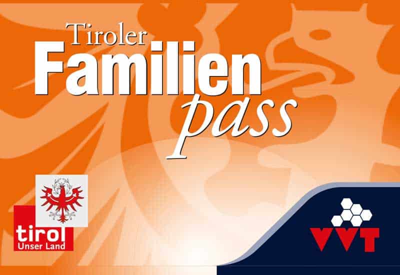 Tiroler Familienpass-Karte mit Tirol-Logo und VVT-Branding auf orangem Hintergrund mit weißem Text und stilisierter Adler-Grafik.