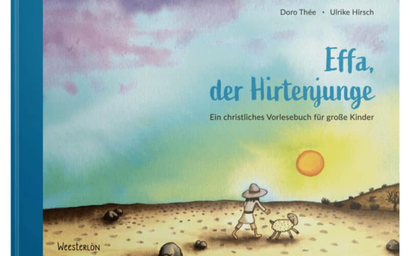 Das Buchcover von "Effa, der Hirtenjunge" zeigt ein Kind mit Hut, das mit einem Lamm durch eine felsige Landschaft unter einem pastellfarbenen Himmel läuft.
