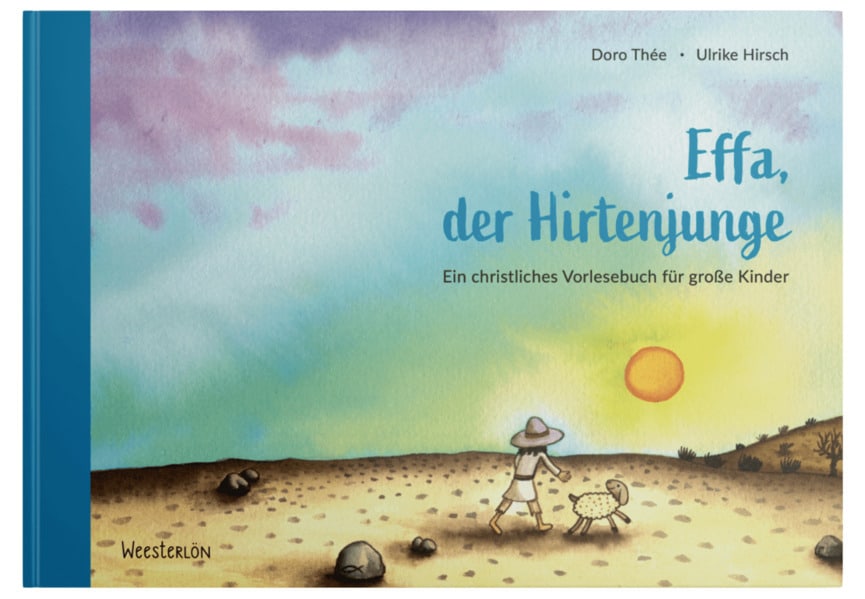 Das Buchcover von "Effa, der Hirtenjunge" zeigt ein Kind mit Hut, das mit einem Lamm durch eine felsige Landschaft unter einem pastellfarbenen Himmel läuft.