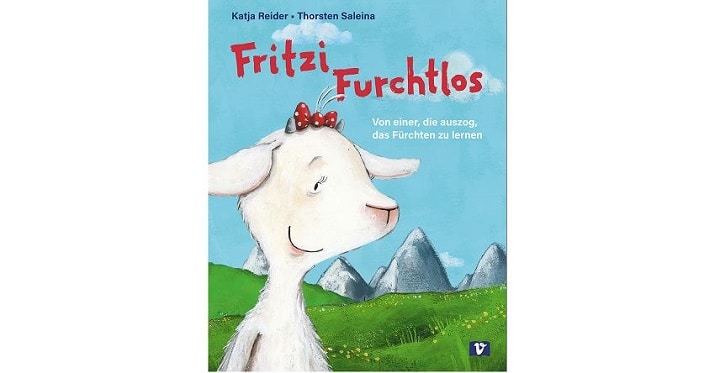 Das Buchcover von "Fritzi Furchtlos" zeigt eine illustrierte weiße Ziege mit einer roten Schleife, einen blauen Himmel im Hintergrund und Berge in der Ferne.