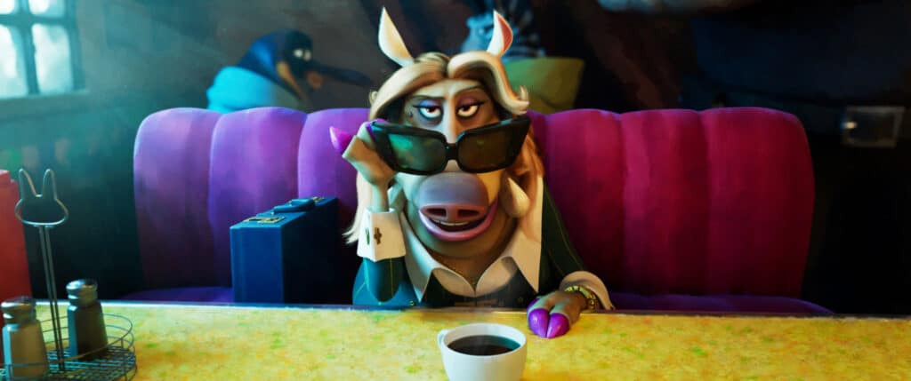 Eine animierte Schweinefigur im Anzug sitzt an einem Imbissstand, hält die Sonnenbrille nach unten und blickt nach vorne, auf dem Tisch steht eine Tasse Kaffee.