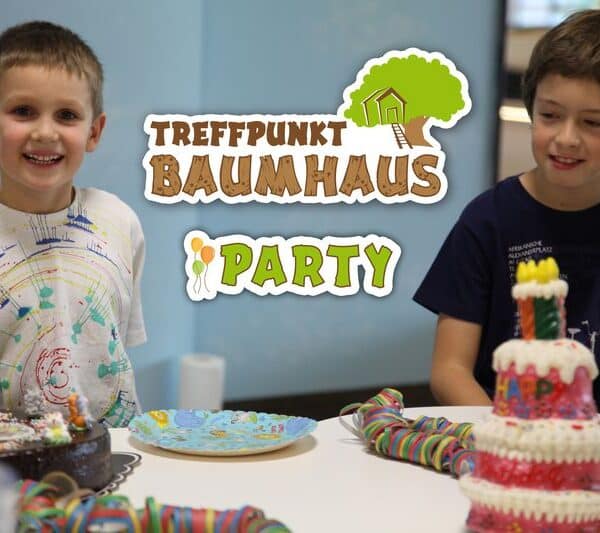 Zwei Jungen sitzen an einem Tisch mit dekorierten Torten und Partyzubehör. Der Hintergrund zeigt den Text "Treffpunkt Baumhaus Party" mit einem Baumhaus-Logo.