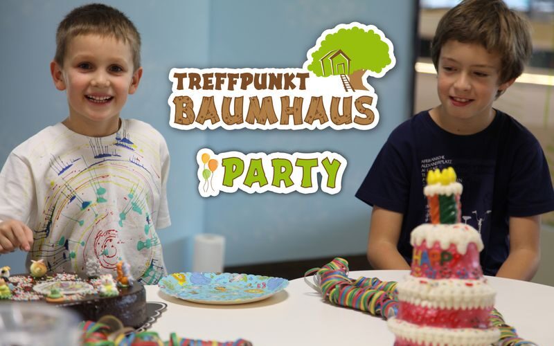 Zwei Jungen sitzen an einem Tisch mit dekorierten Torten und Partyzubehör. Der Hintergrund zeigt den Text "Treffpunkt Baumhaus Party" mit einem Baumhaus-Logo.