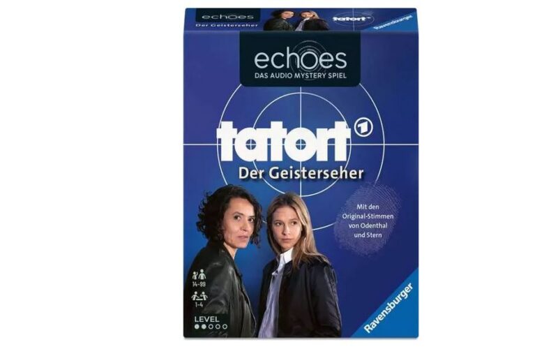 Eine blaue Schachtel für das Spiel "echoes: Tatort Der Geisterseher" zeigt zwei stehende Personen mit dem Ravensburger-Logo und deutschem Text.
