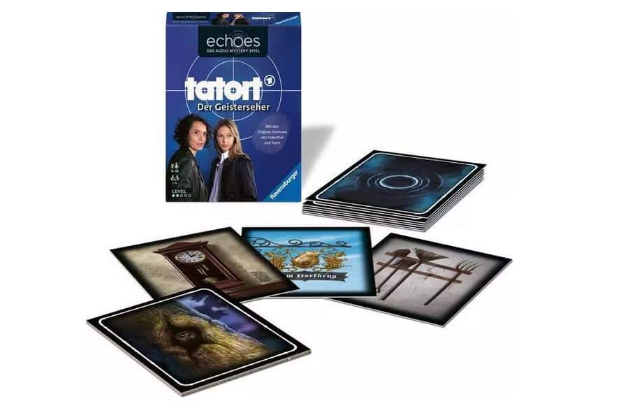 Eine Schachtel mit der Aufschrift "echoes tatort: Der Geisterseher" ist mit mehreren illustrierten Geschichtenkarten versehen, auf denen verschiedene mysteriöse Bilder abgebildet sind.